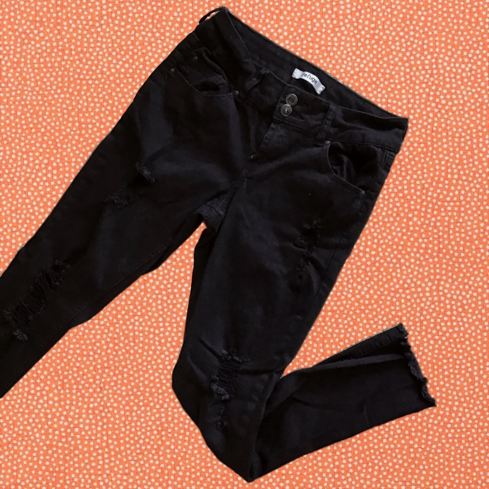 BLACK DISTRESSED SKINNIES